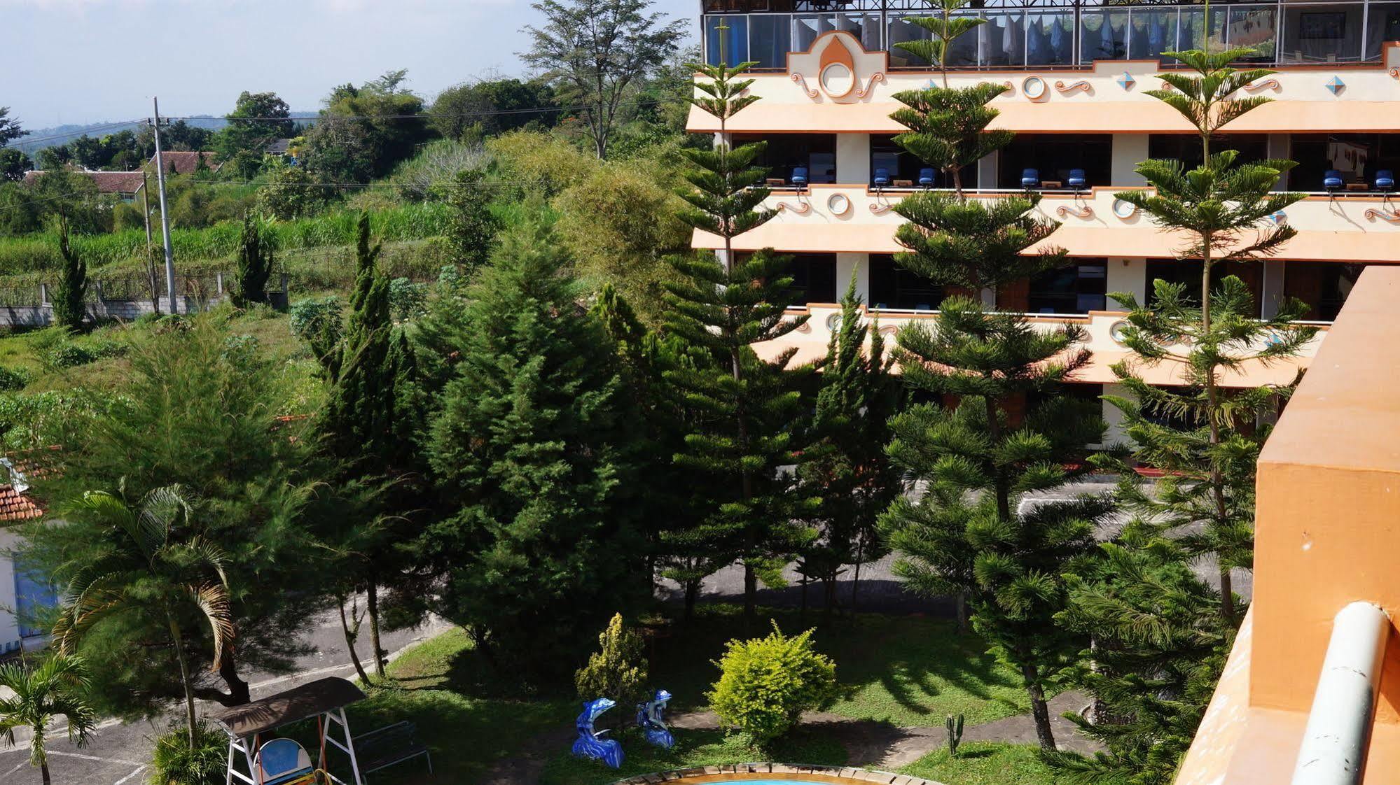 Hotel Surya Indah Batu Malang Zewnętrze zdjęcie